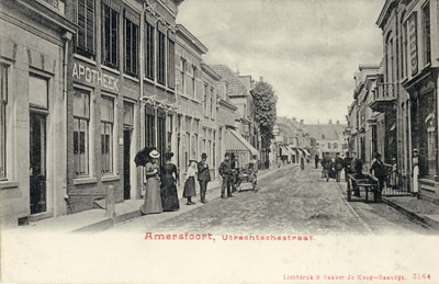 12605 Gezicht in de Utrechtsestraat met bebouwing en publiek te Amersfoort uit het zuidwesten; met links de voorgevels ...